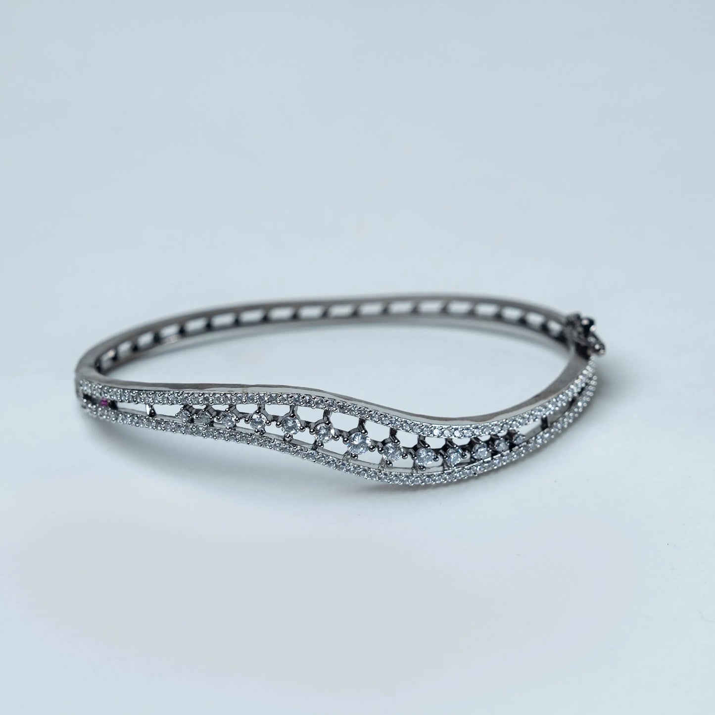 Elegant Black Wave Stone Bracelet with Sparkling Detail