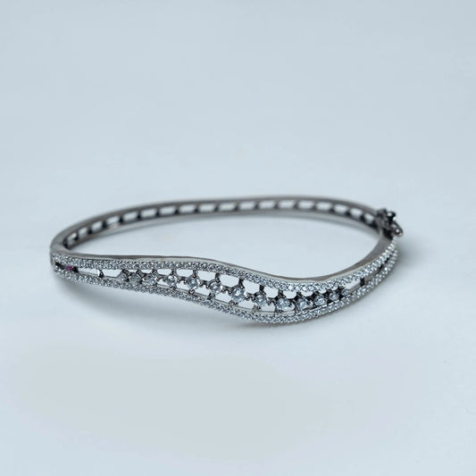Elegant Black Wave Stone Bracelet with Sparkling Detail